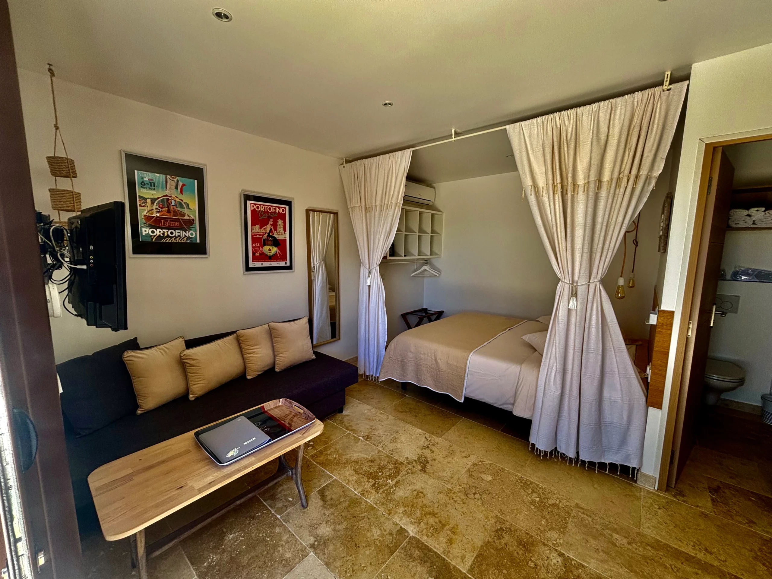 Salon et lit du gîte Bagaud HomeStay Bormes-les-Mimosas