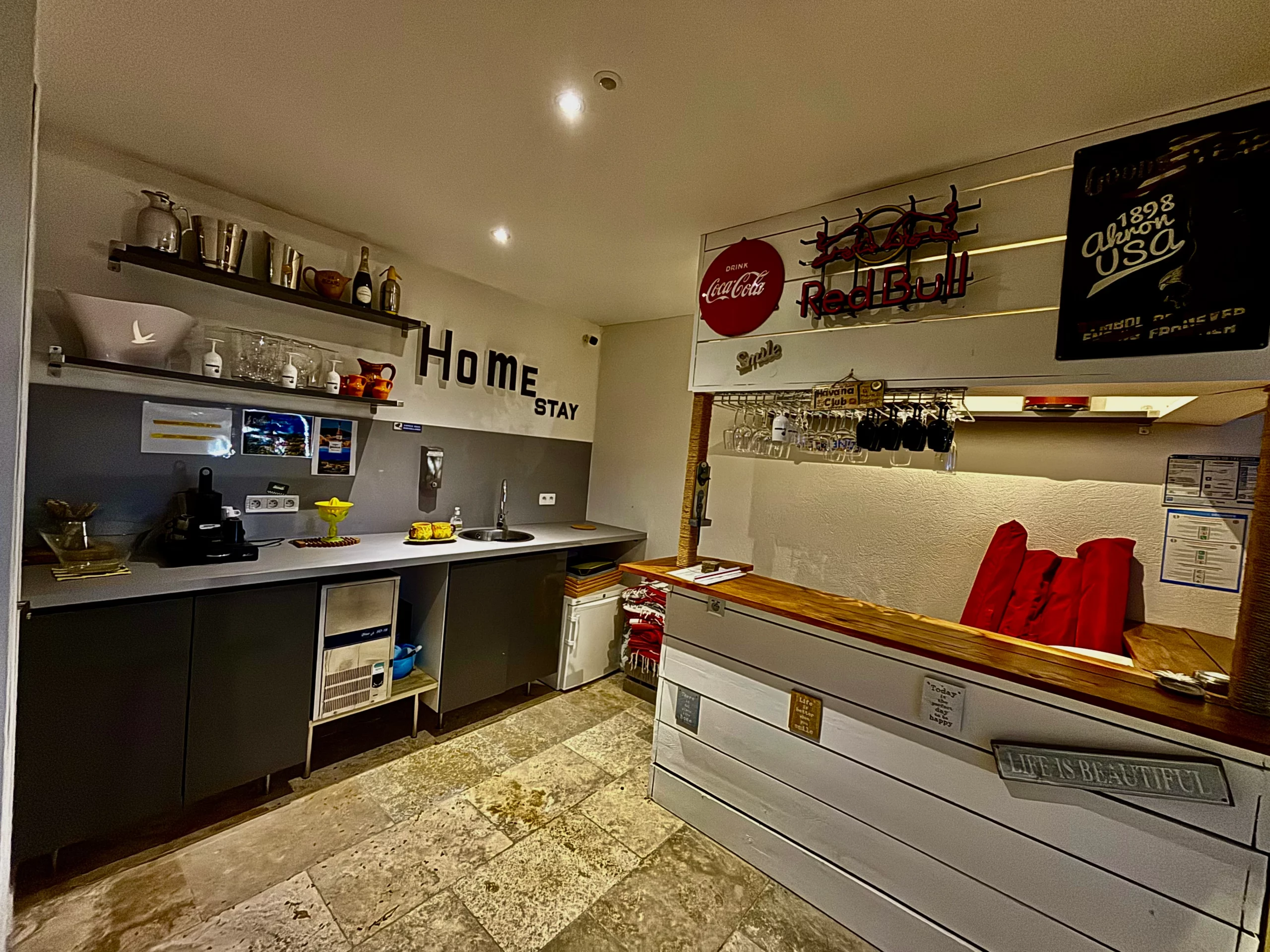 Bar le soir des gîtes HomeStay Bormes-les-Mimosas