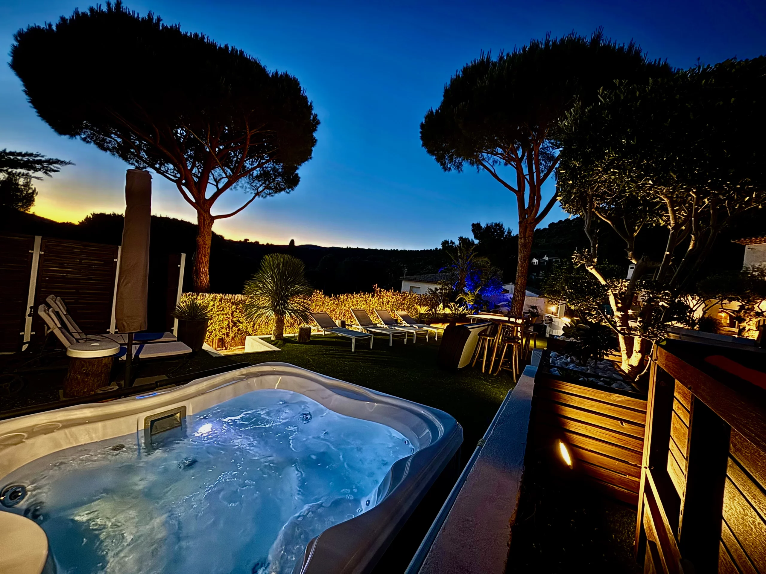 Jacuzzi le soir des chambres d'hôtes HomeStay Bormes-les-Mimosas