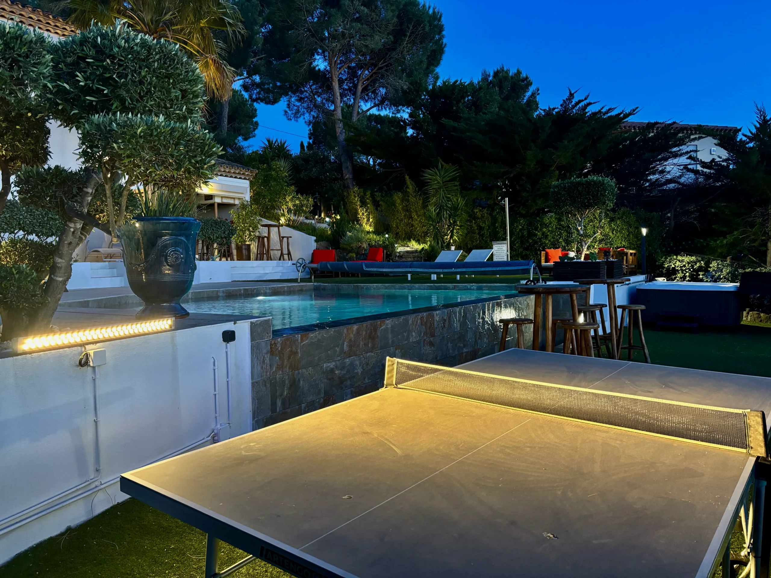 Table de ping pong le soir des chambres d'hôtes HomeStay Bormes les Mimosas