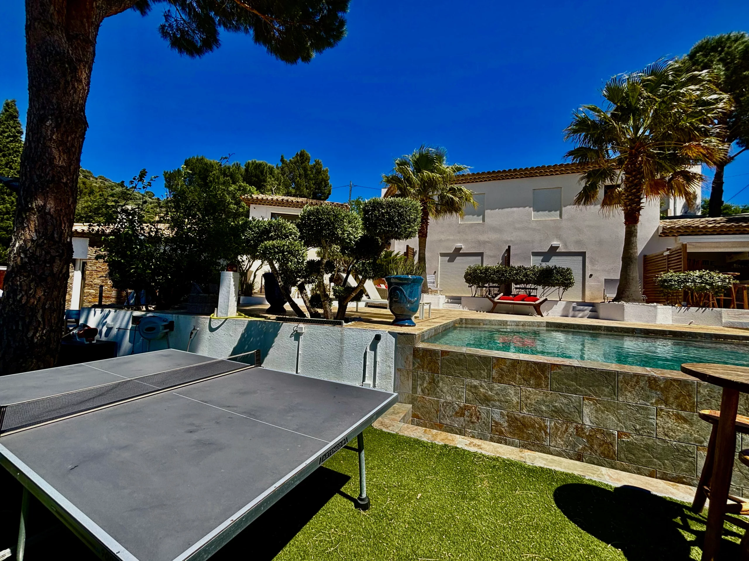 Piscine et table de ping pong des chambres d'hôtes HomeStay Bormes les Mimosas