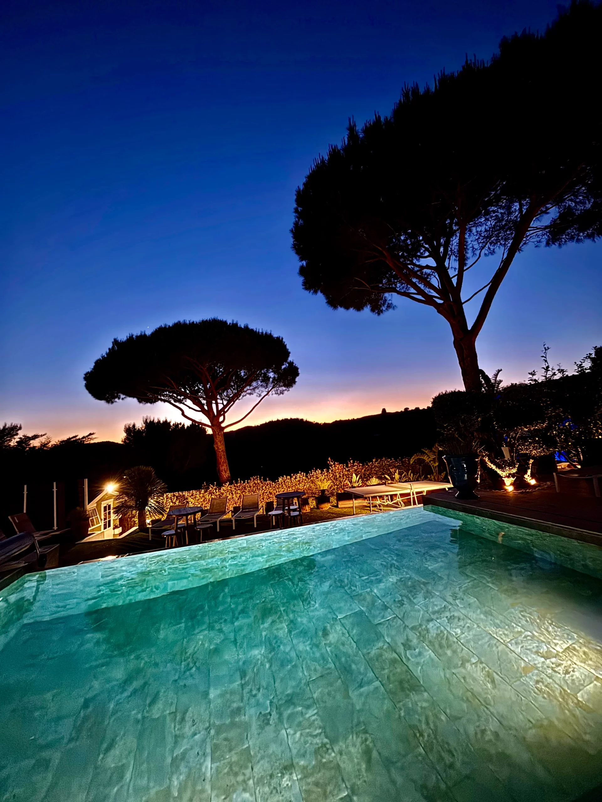 Piscine le soir des gîtes HomeStay Bormes les Mimosas