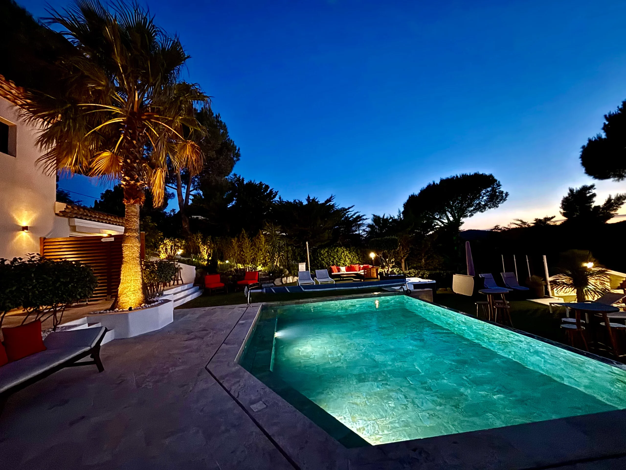 Piscine et jardin le soir des gîtes HomeStay Bormes les Mimosas