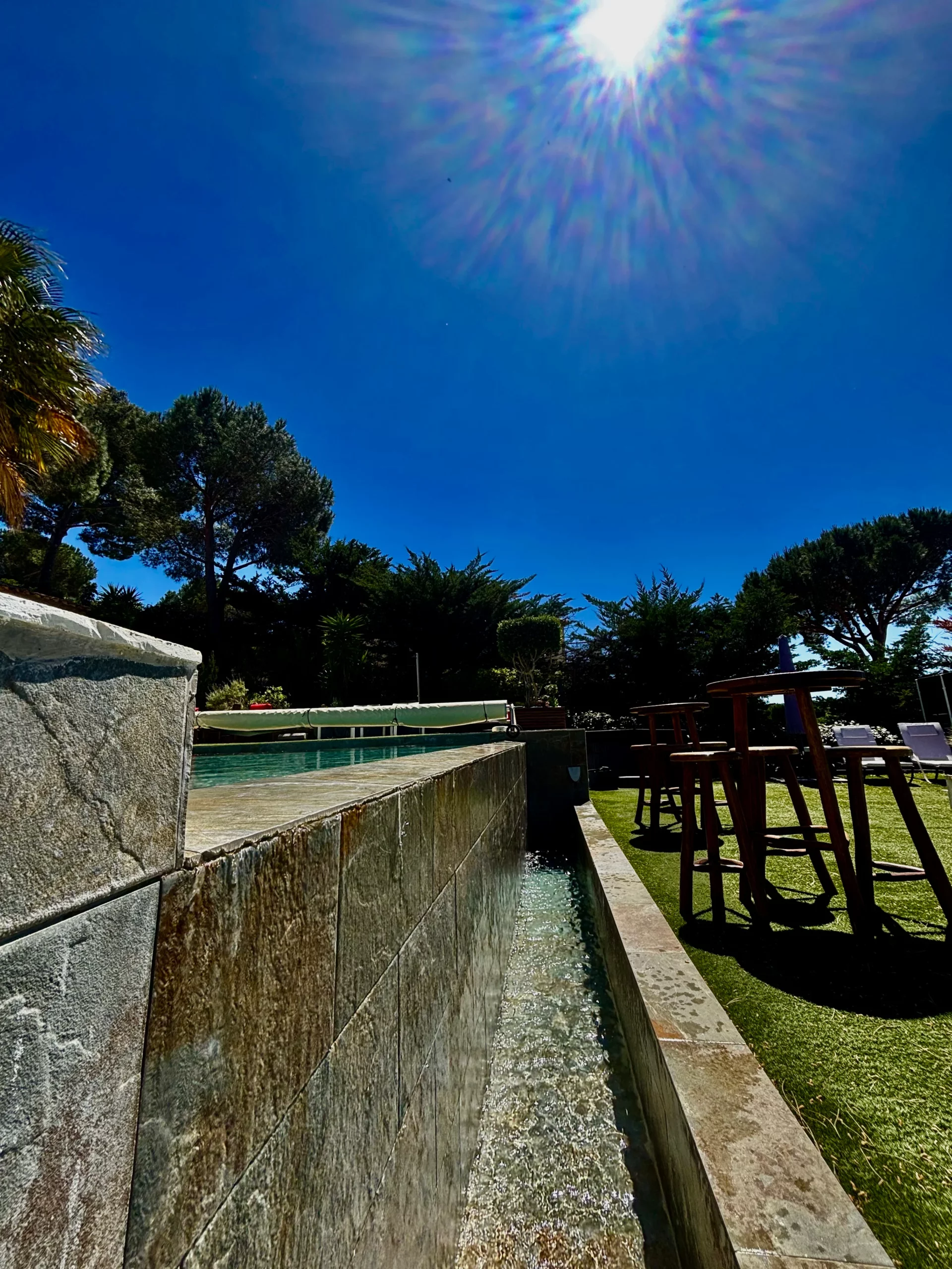 Piscine à débordement des gîtes HomeStay Bormes les Mimosas