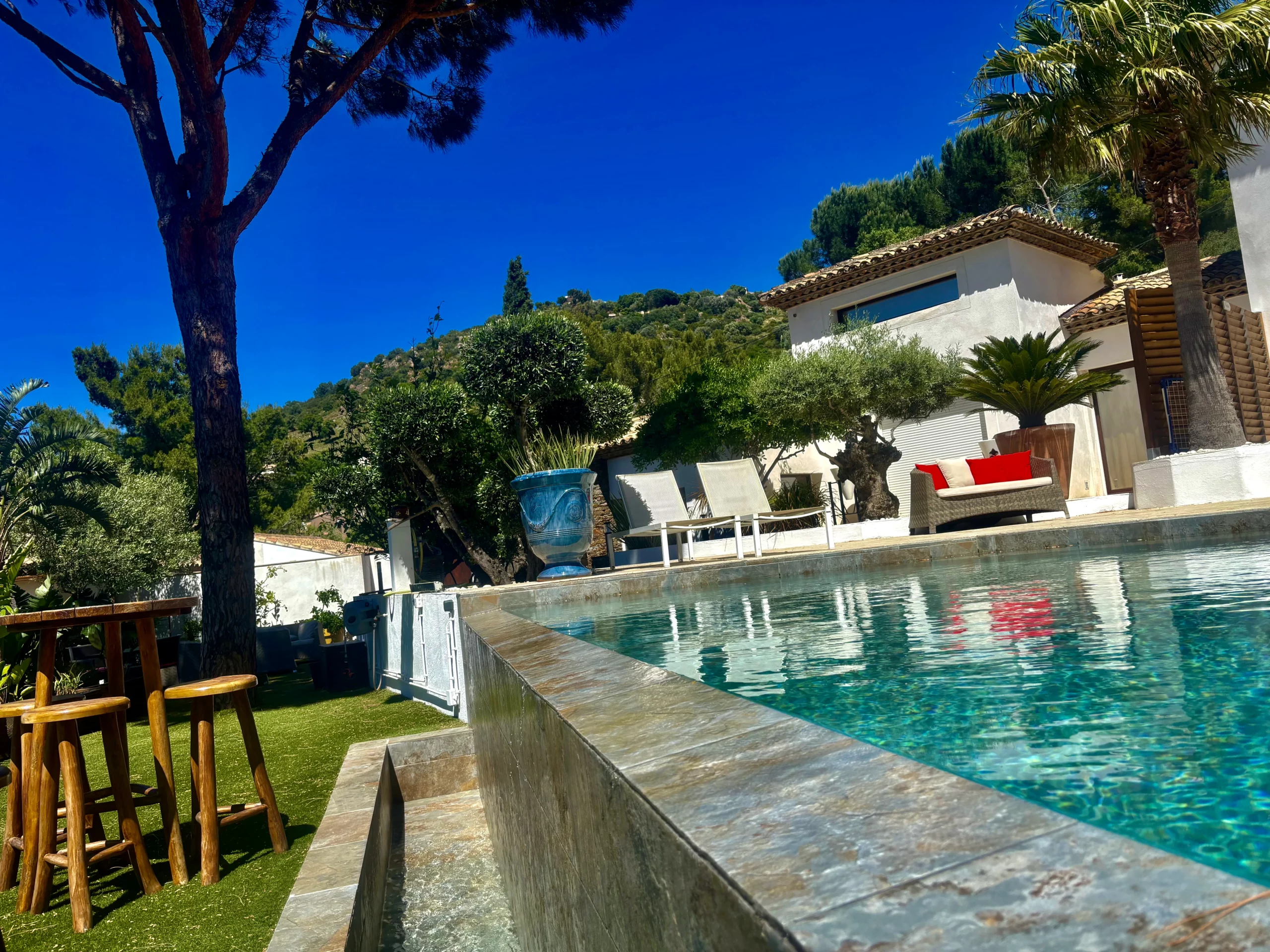 Piscine qui déborde des chambres d'hôtes HomeStay Bormes les Mimosas