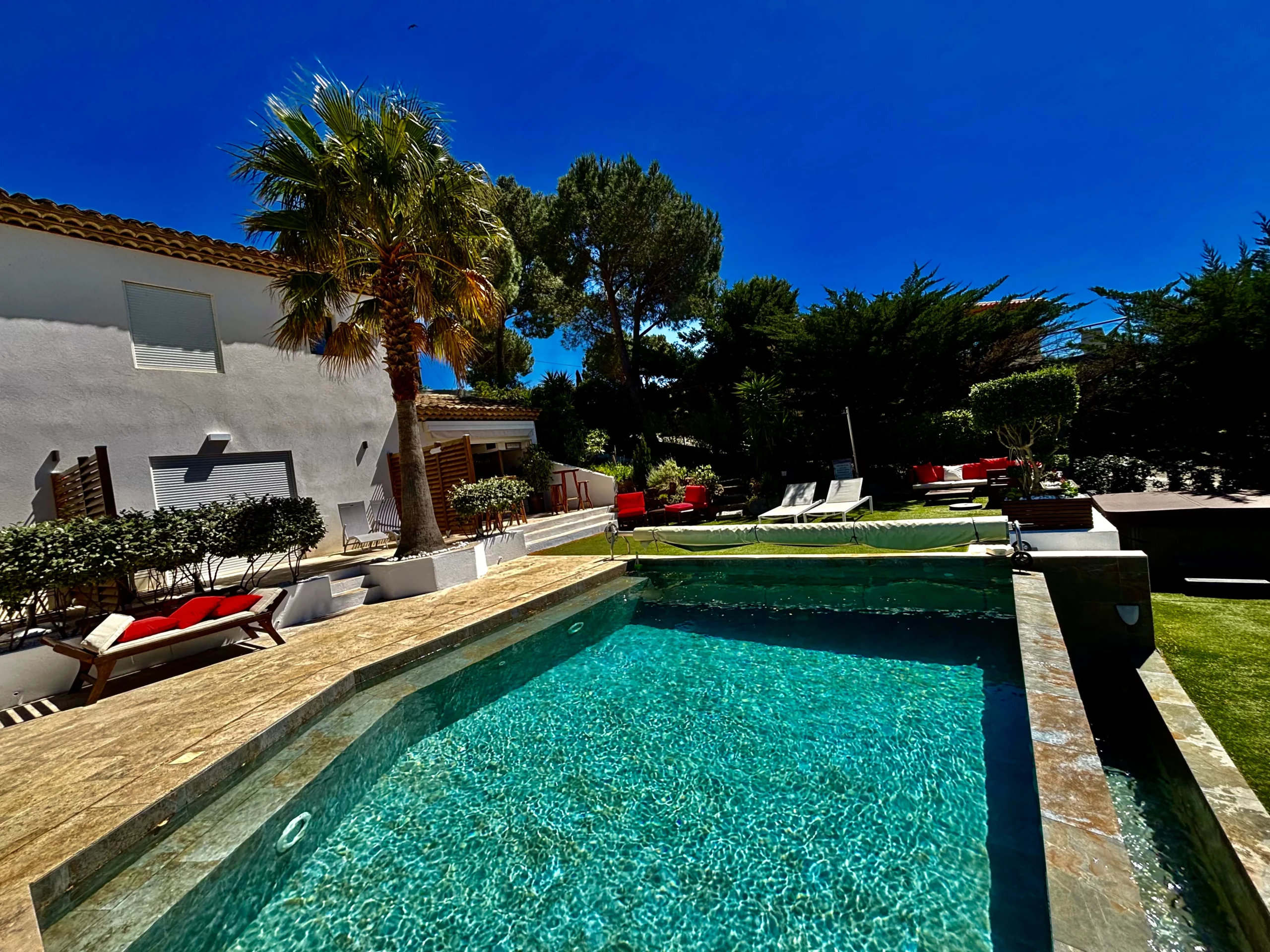 Piscine à débordement des chambres d'hôtes HomeStay Bormes les Mimosas