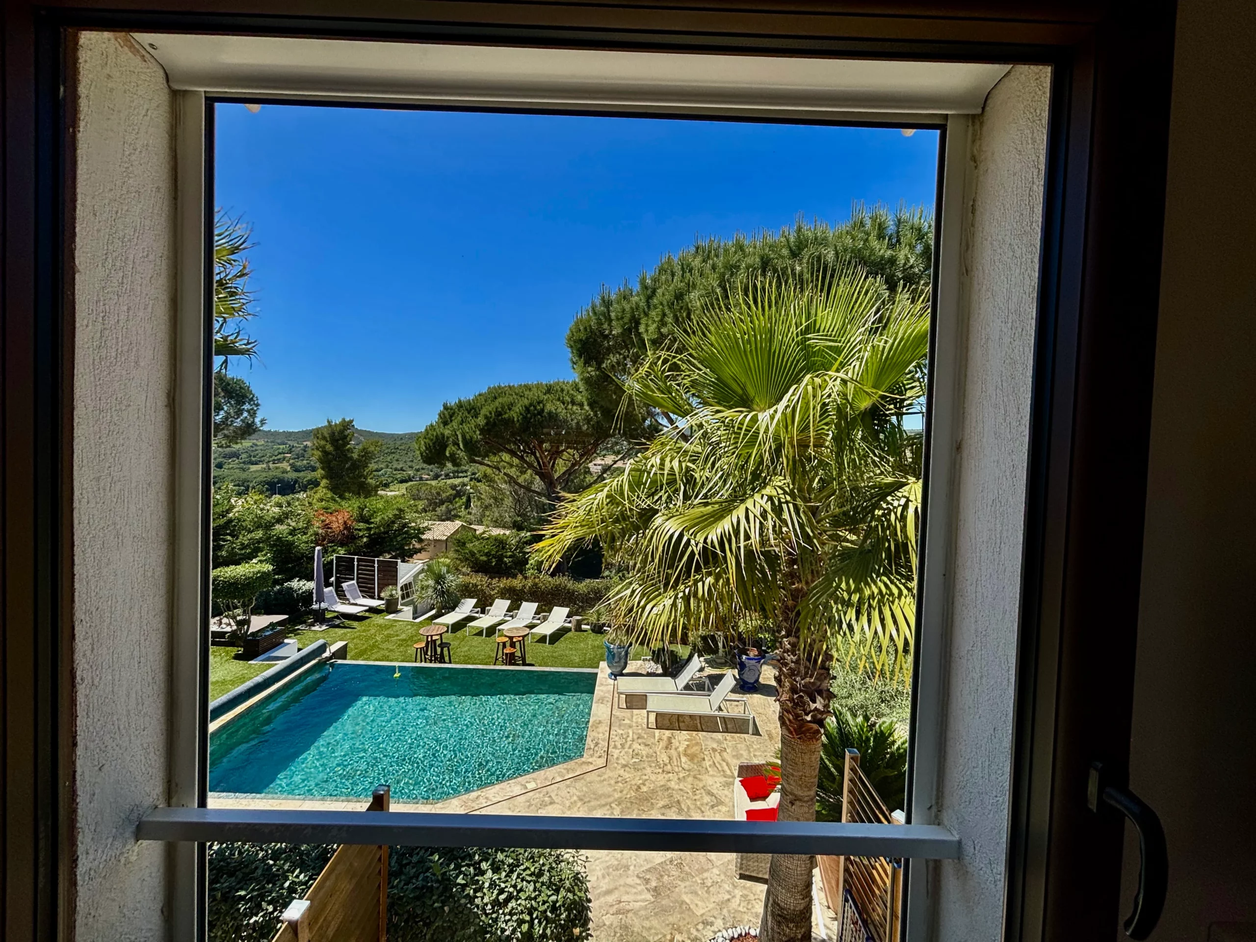 Vue depuis un gîte HomeStay Bormes les Mimosas avec la piscine