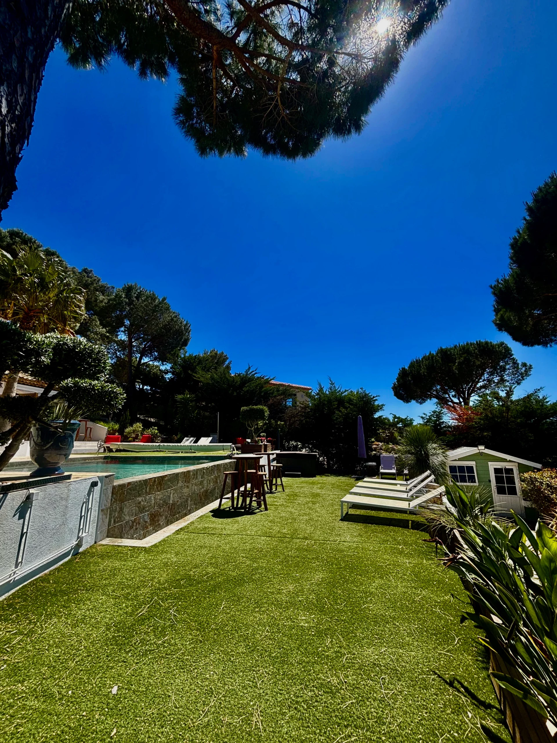 Jardin et transats des gîtes HomeStay Bormes les Mimosas avec la piscine