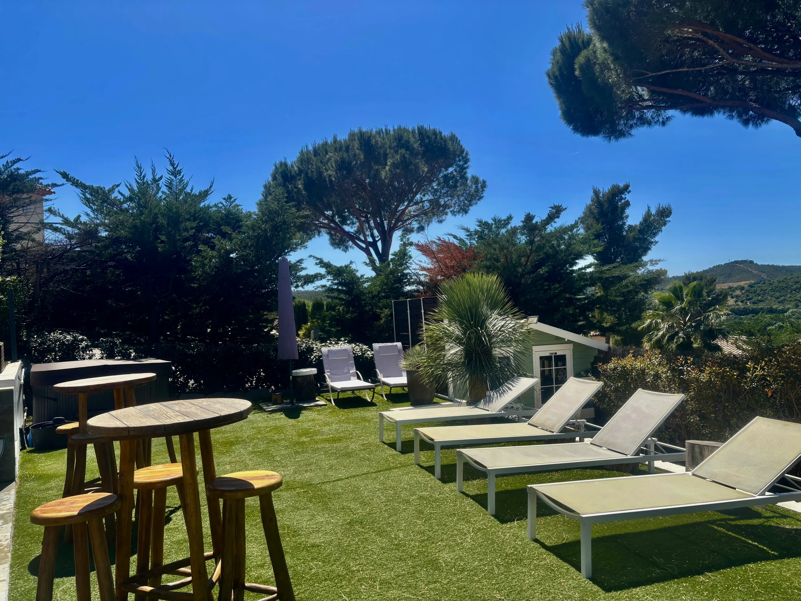 Jardin et transats des chambres d'hôtes HomeStay Bormes les Mimosas avec la piscine