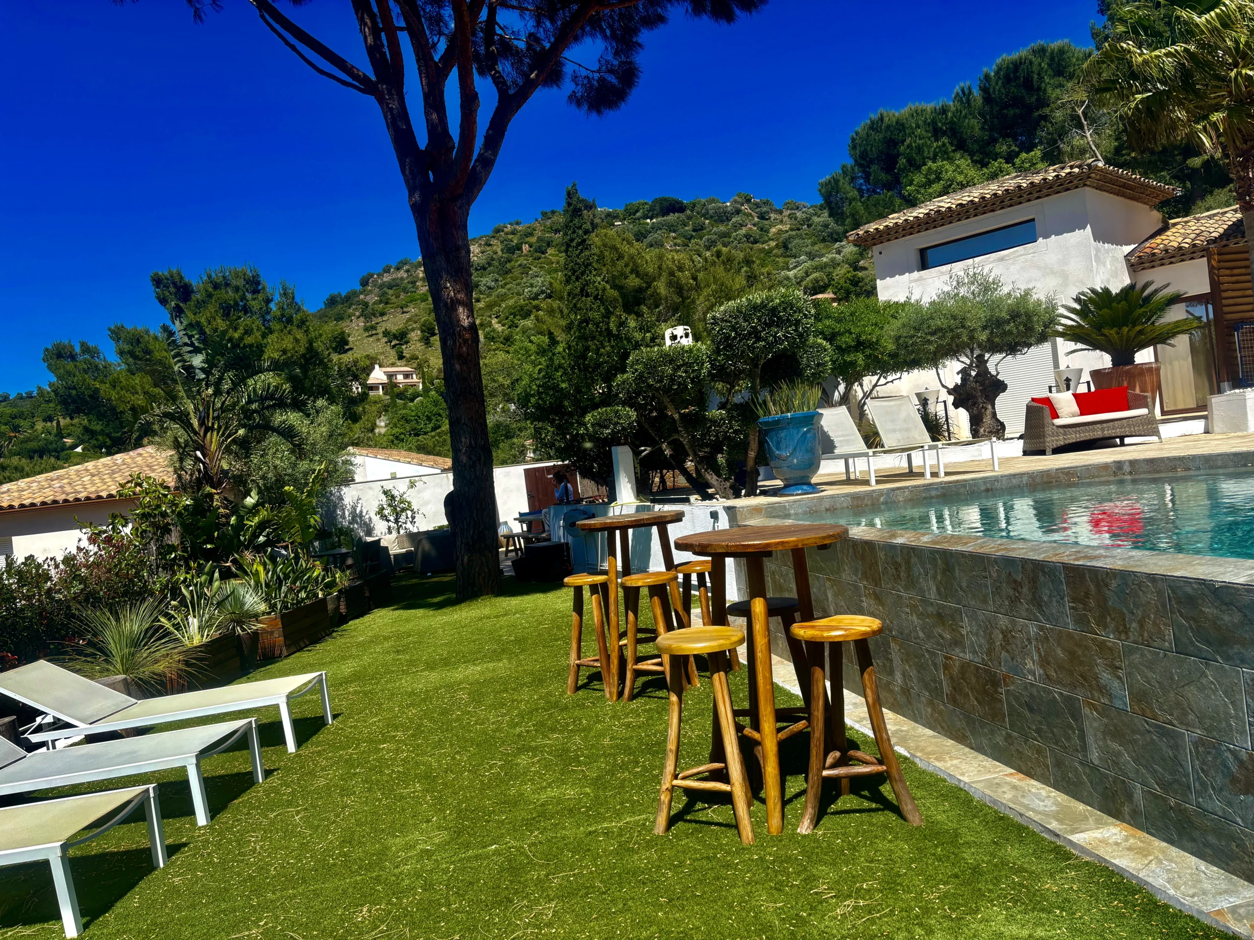 Jardin et piscine des chambres d'hôtes HomeStay Bormes les Mimosas avec la piscine