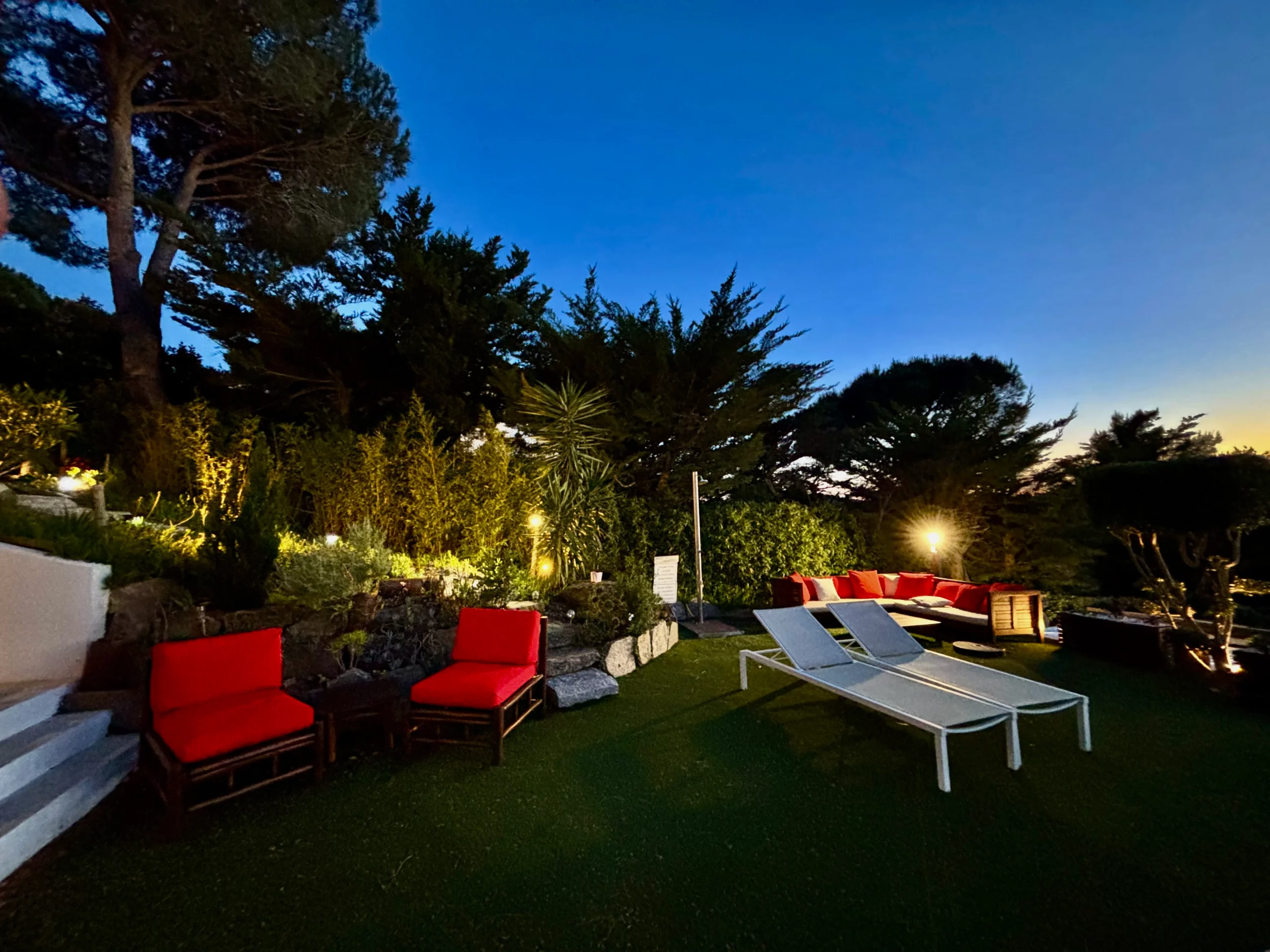 Terrasse et jardin des chambres d'hôtes HomeStay Bormes les Mimosas avec la piscine