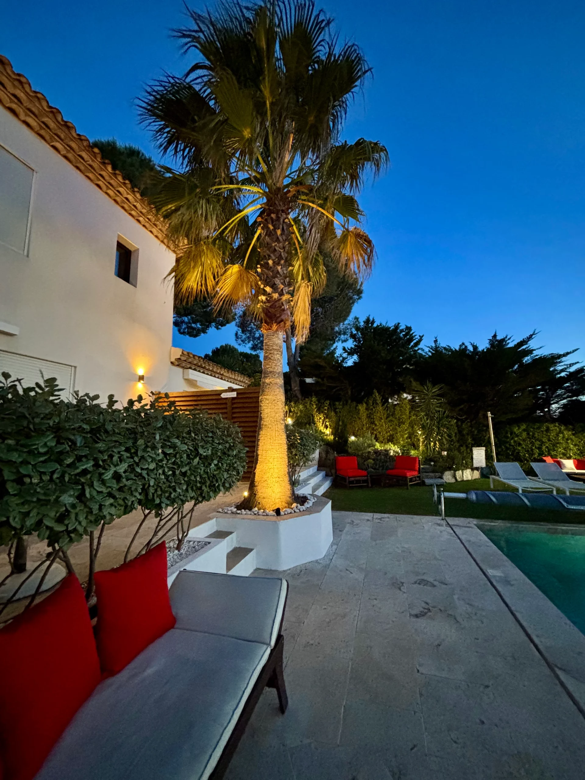 Jardin des gîtes HomeStay Bormes les Mimosas avec la piscine
