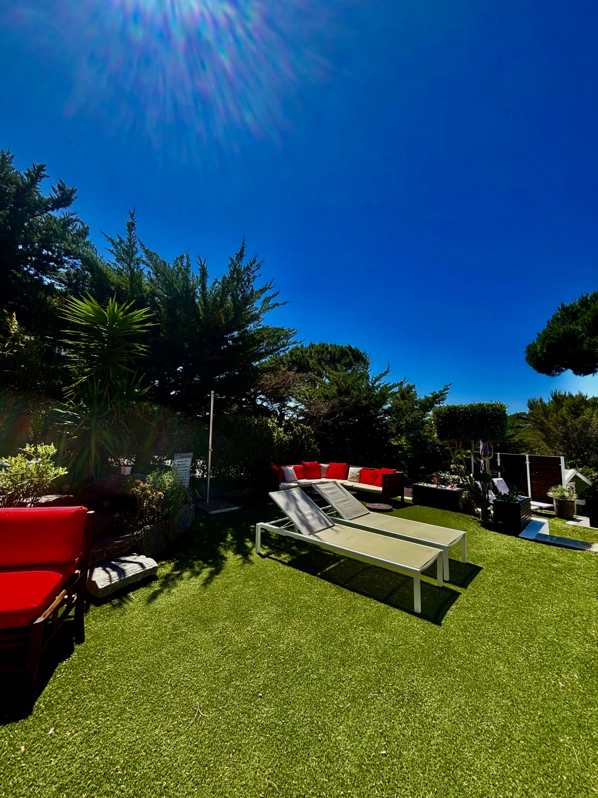 Transats des chambres d'hôtes HomeStay Bormes les Mimosas avec la piscine