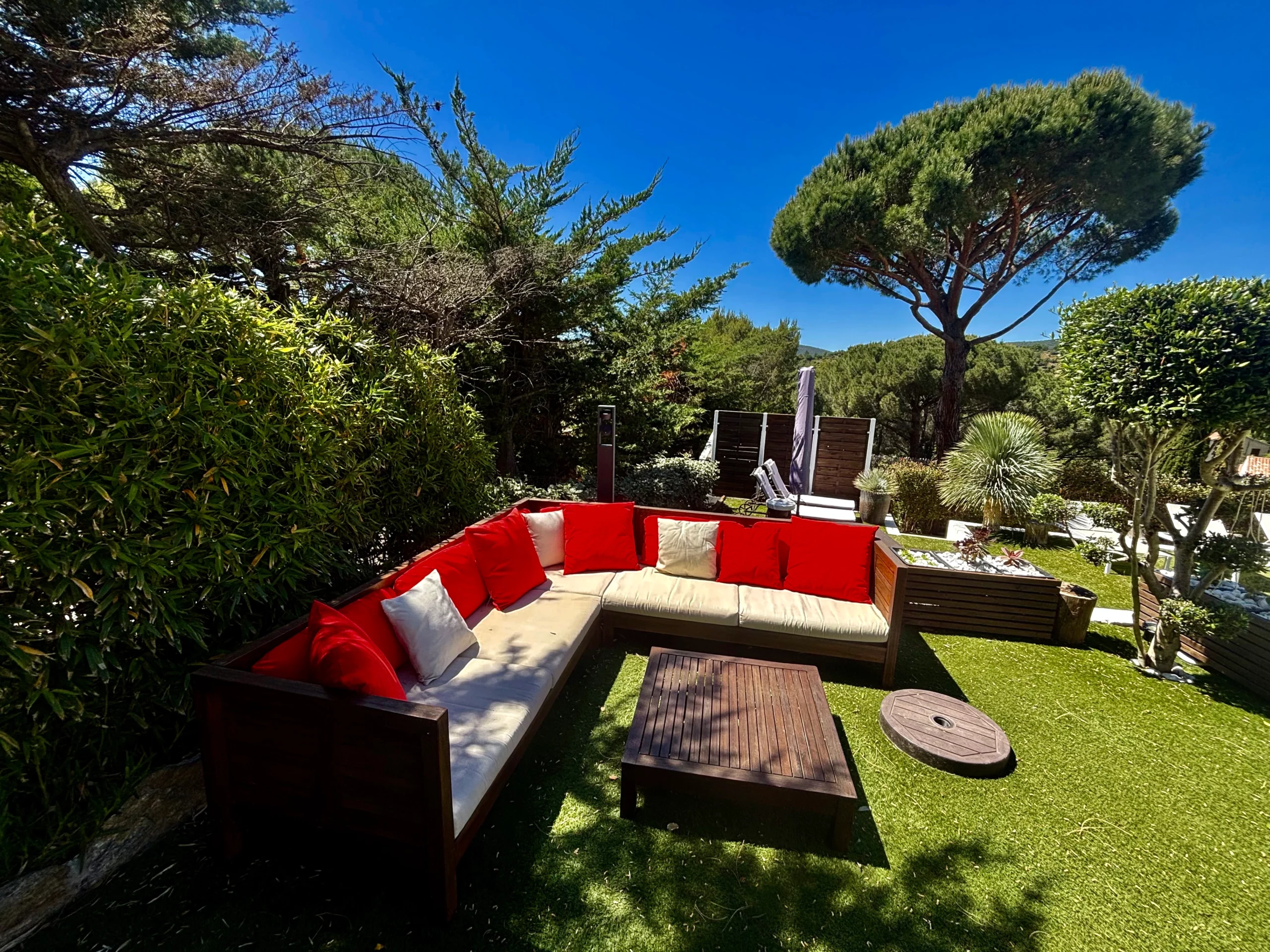 Terrasse des chambres d'hôtes HomeStay Bormes les Mimosas avec la piscine
