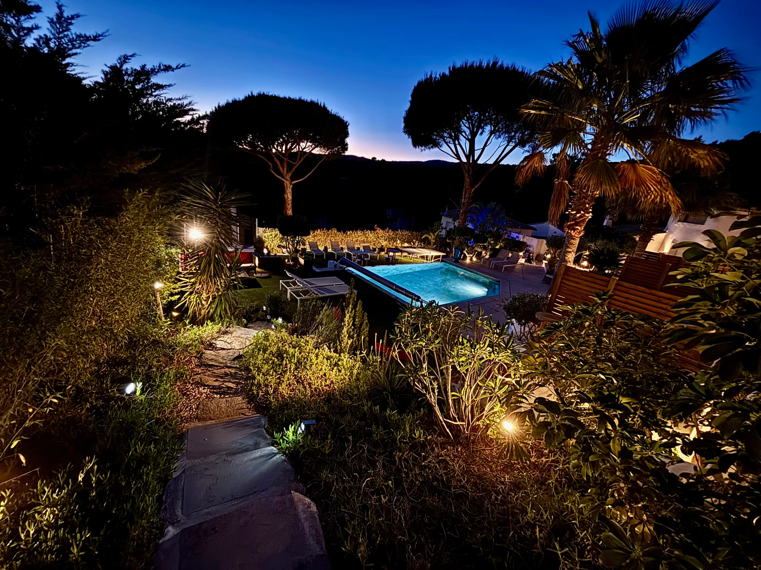 Vue le soir des gîtes HomeStay Bormes les Mimosas avec la piscine
