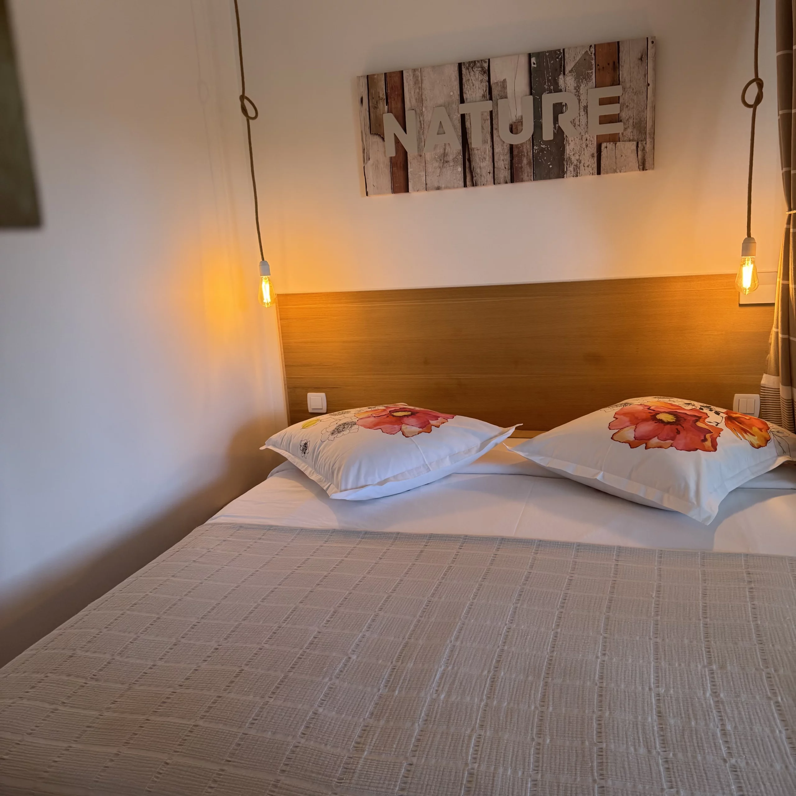 Lit avec lumière dans le gîte HomeStay Bormes les Mimosas